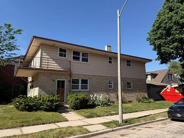 2126 Ludington Ave — Photo 2