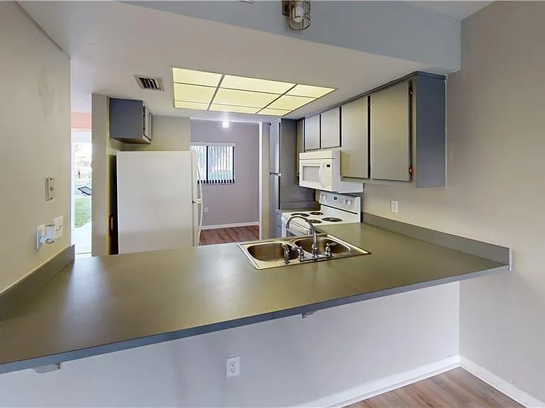 2231 E 5th St #106 — Photo 3
