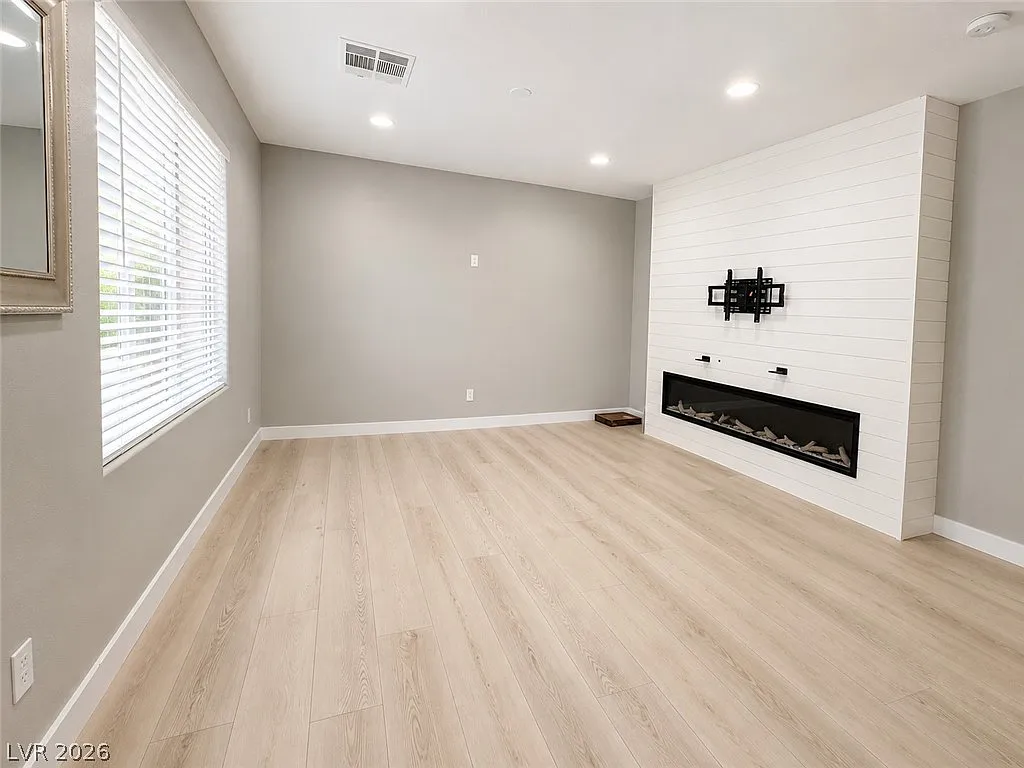 4 bed, 2.5 bath, 2352 sqft, $2,352 — Photo 2