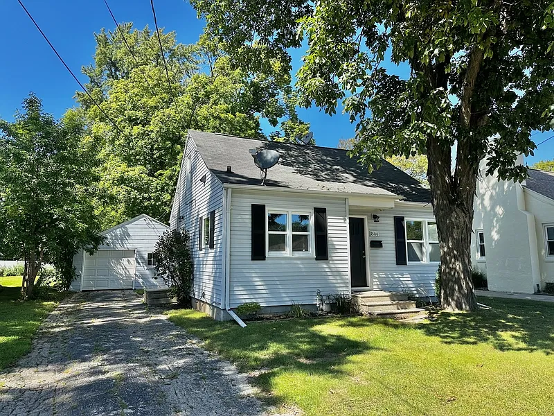 3 bed, 1.0 bath, 1089 sqft, $1,649 — Photo 3