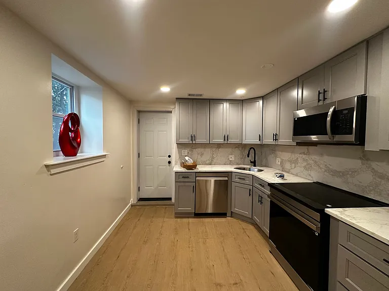 3225 Chestnut St NE #B — Photo 29