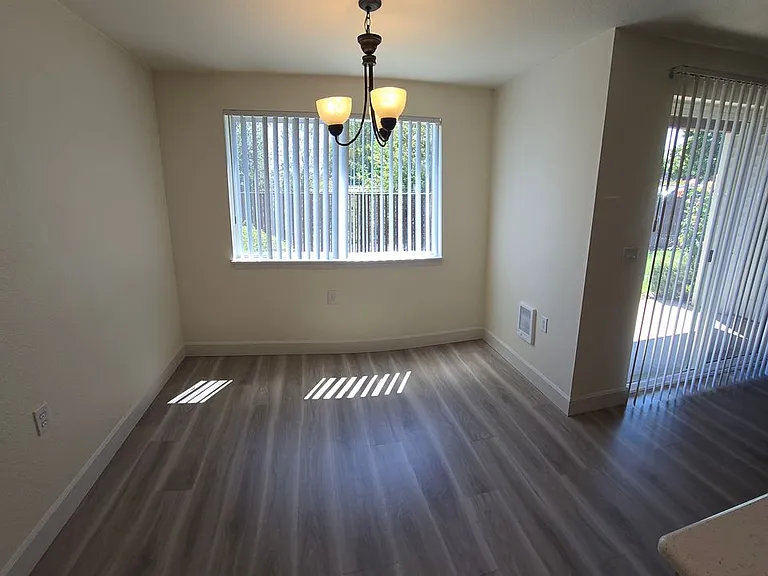 Winfou06-Columbia Village Apartments — Photo 21