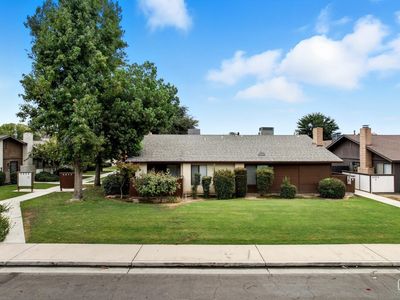 6812 N Half Moon Dr, Bakersfield, CA, 93309