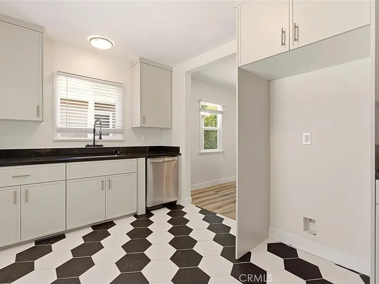 2151 Euclid Ave — Photo 10