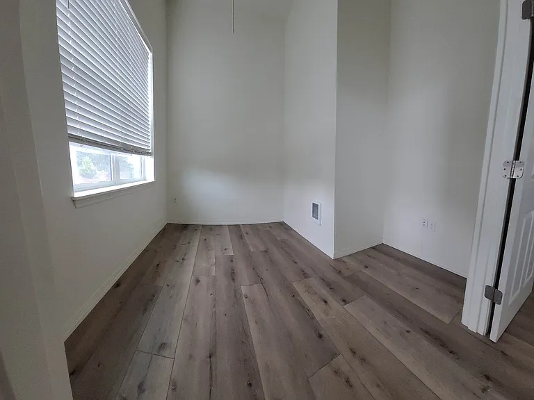 Clark Apartments — Photo 30
