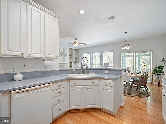 3rd image of 10 Dayton Cir