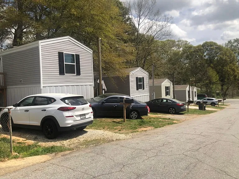100 Tiffany Dr — Photo 2