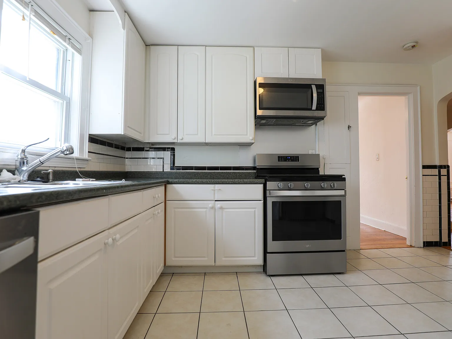 3 bed, 1200 sqft, $2,800 — Photo 2