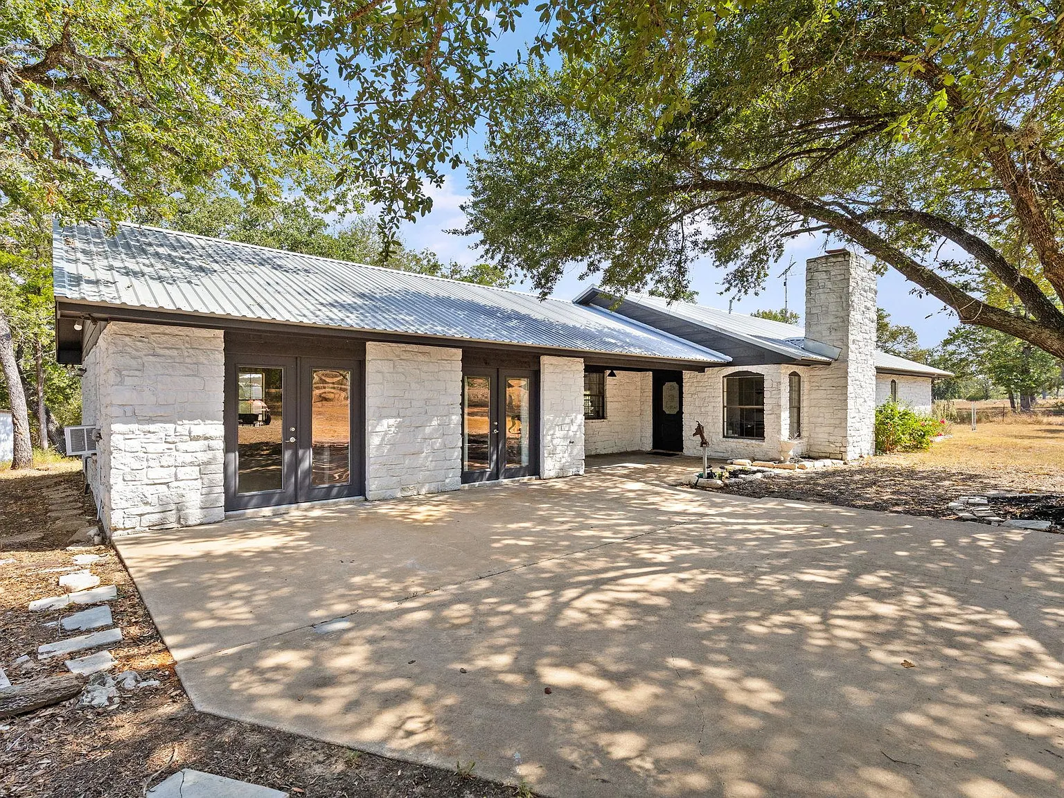 4 bed, 2.5 bath, 2579 sqft, $3,850 — Photo 3