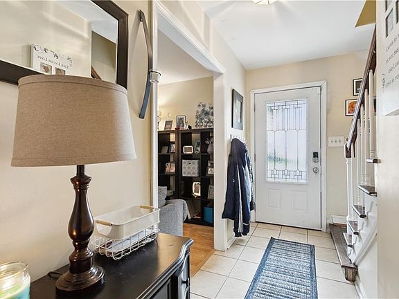 3rd image of 332 Lucinda Dr