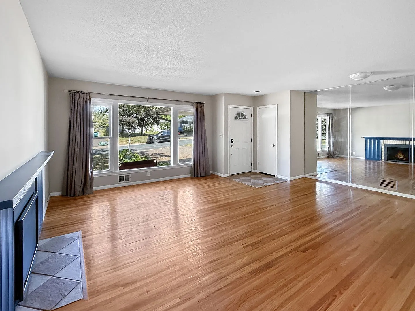 3 bed, 2.0 bath, 1806 sqft, $2,695 — Photo 4