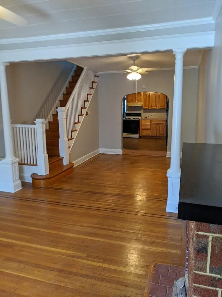 4304 Falls Rd — Photo 2