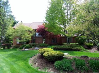 1900 Lenomar Ct, Rochester Hills, MI 48309