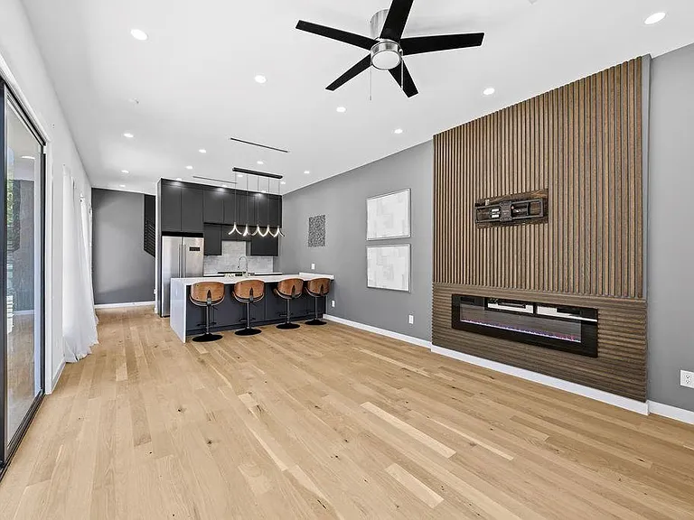 2722 Hondo Ave — Photo 4