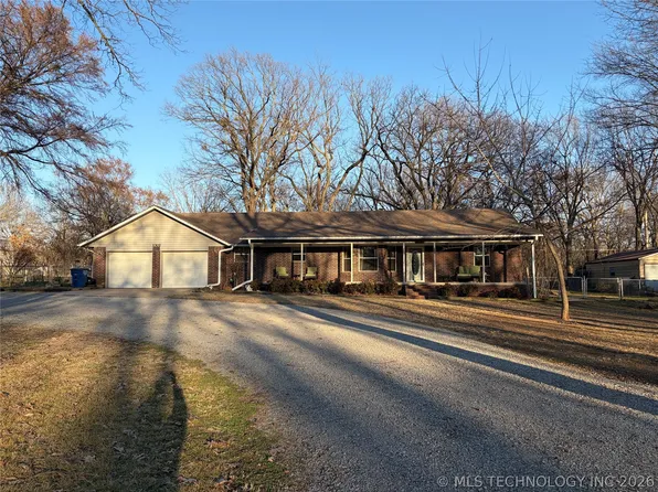1302 N Miami Ave, Chouteau, OK 74337
