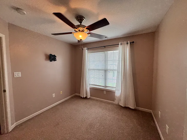 207 Bennington Dr — Photo 37