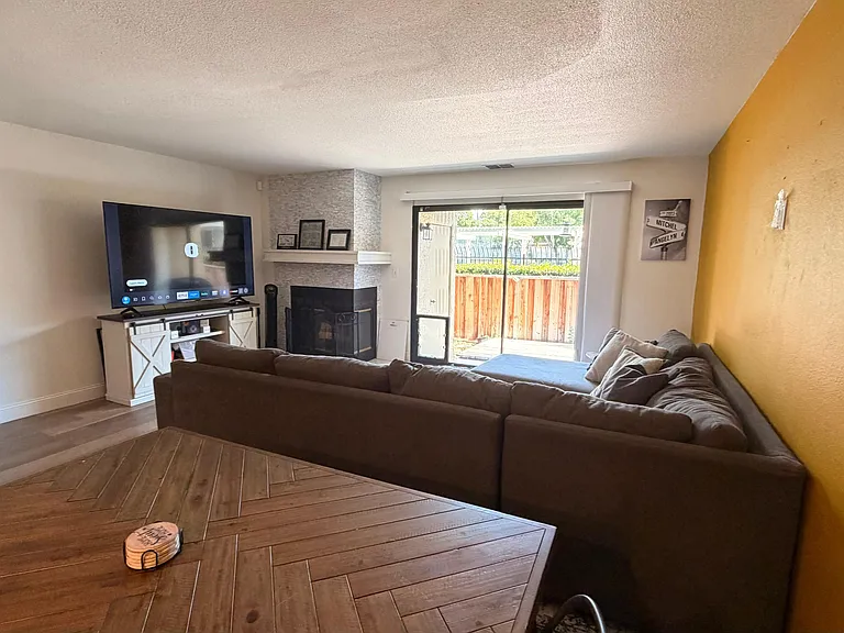 Peppermill Cir — Photo 6