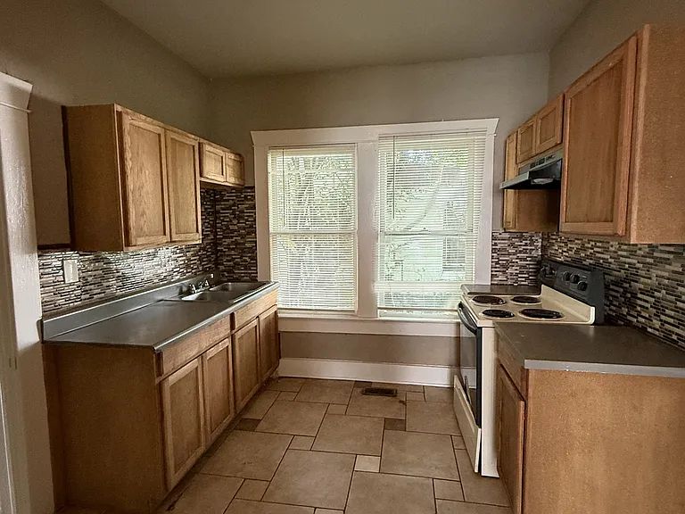 5220 Court Q — Photo 3