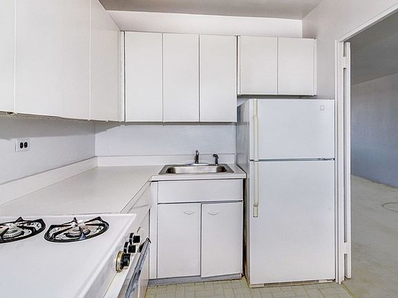 4th image of 5700 Arlington Ave APT 10L
