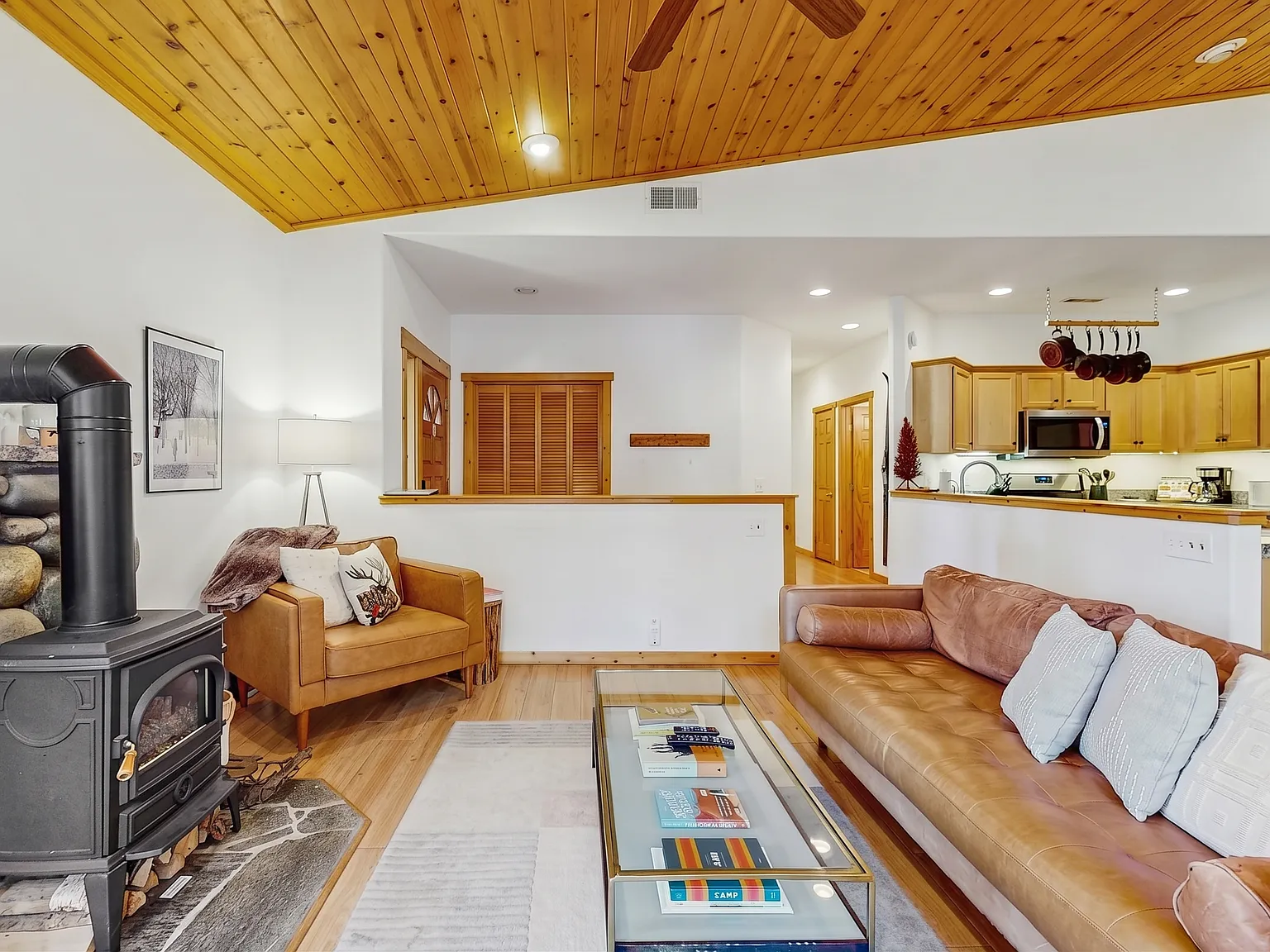 3 bed, 1340 sqft, $4,399 — Photo 2