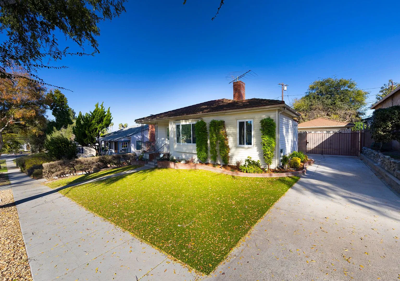 4 Bedroom Long Beach Home on with Large, Low-Maintenance Front and Backyard — Photo 2