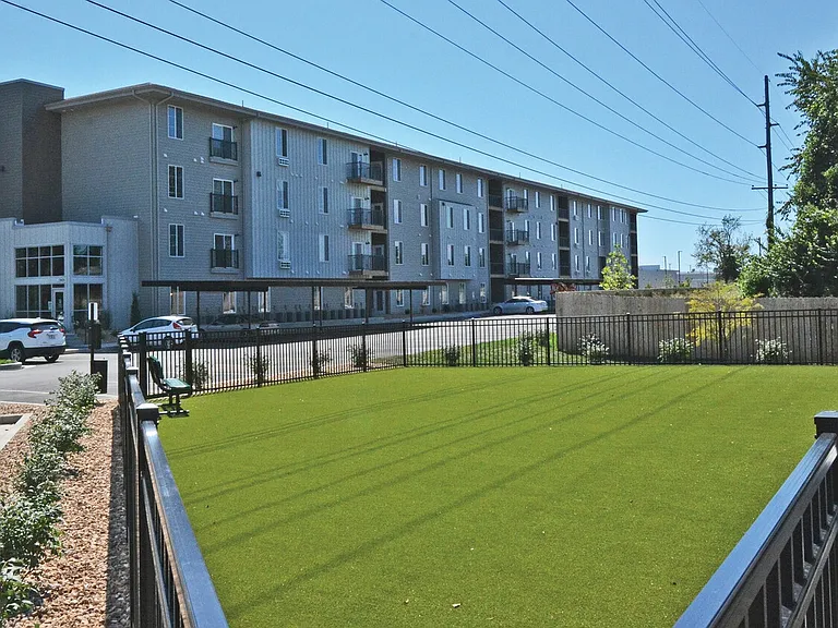 Trail's Bend Apartments and Townhomes — Photo 27