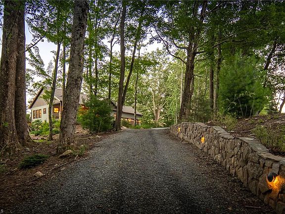 5th image of 399 Jonathan Dr