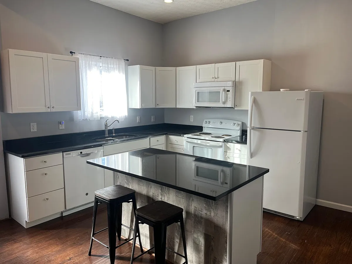 Building Photo - 120 E Oak St #2