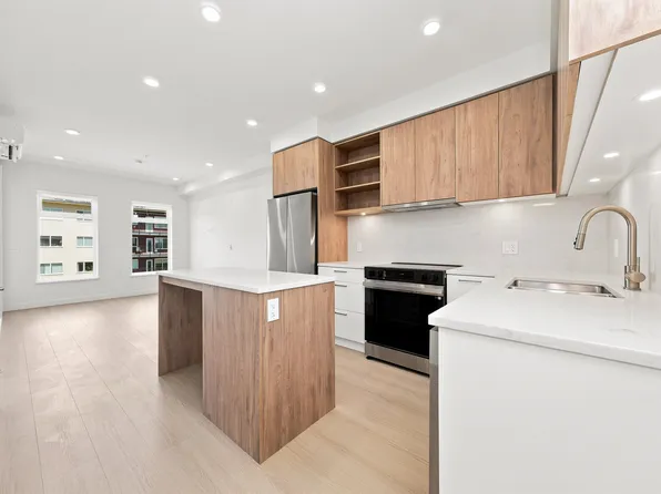 82 1st St #416, New Westminster, BC V3L 2G1