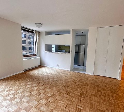 3rd image of 235 E 40th St APT 6G