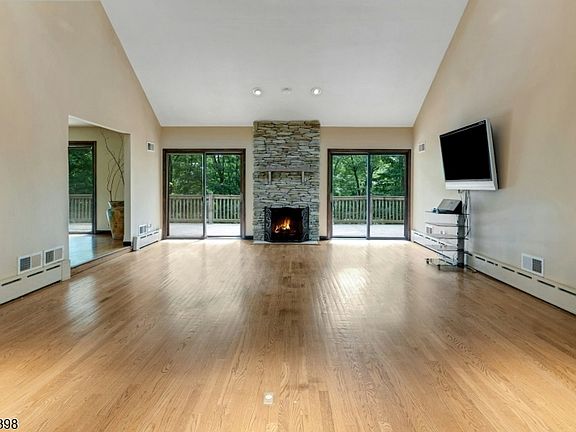 5th image of 737 Ridge Rd
