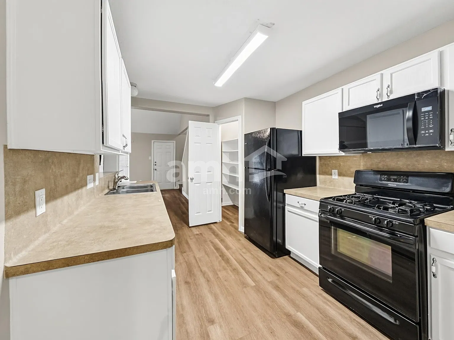 3 bed, 2.5 bath, 1822 sqft, $2,055 — Photo 3