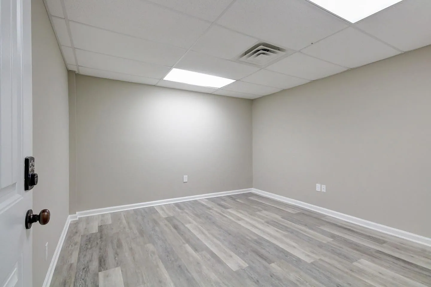 1017 S Riverside Dr — Photo 1