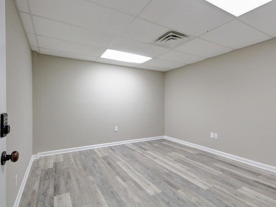 1st image of 1017 S Riverside Dr