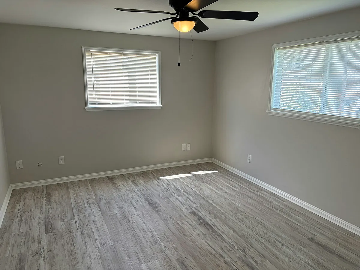 Building Photo - 4009-4011 W Walnut St #4011
