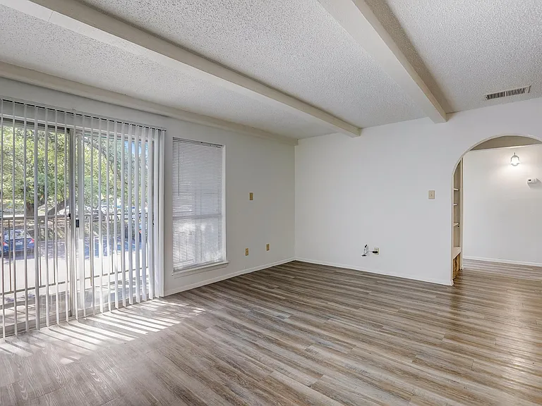 The Oaks Apartments — Photo 10