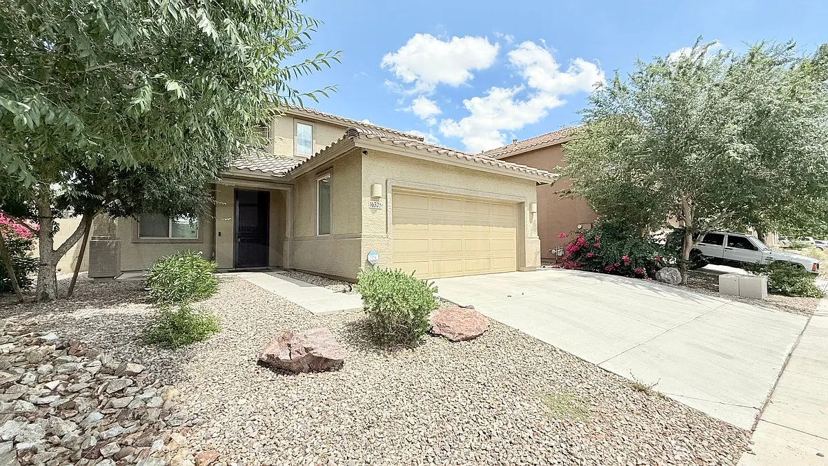 3 bed, 2.5 bath, 2110 sqft, $2,185 — Photo 1