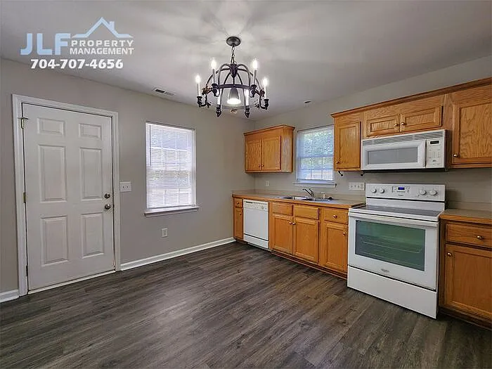2506 S Ridge Ave — Photo 5