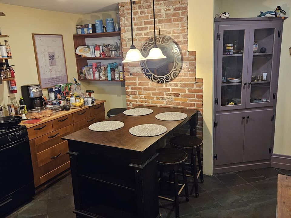 Full Kitchen with dishwasher