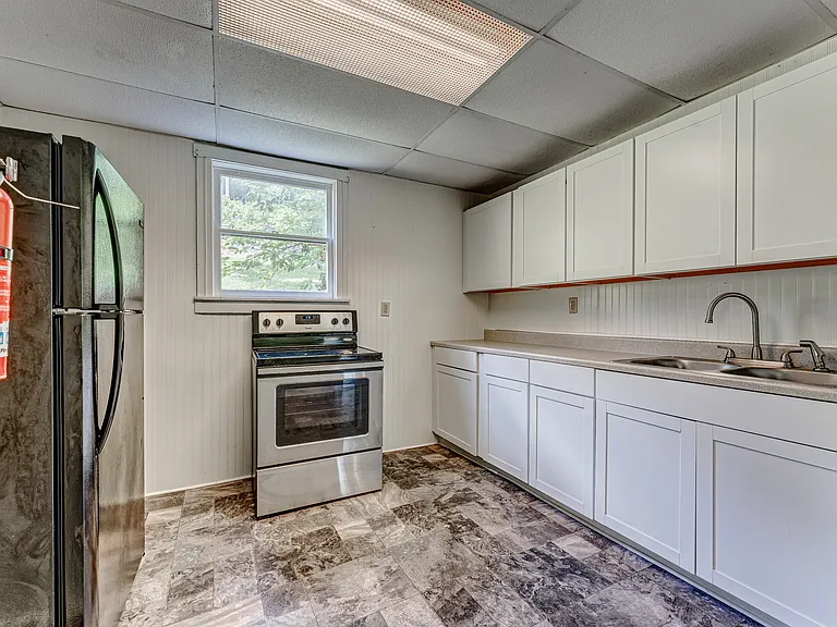 975 Dorsey Ave — Photo 11