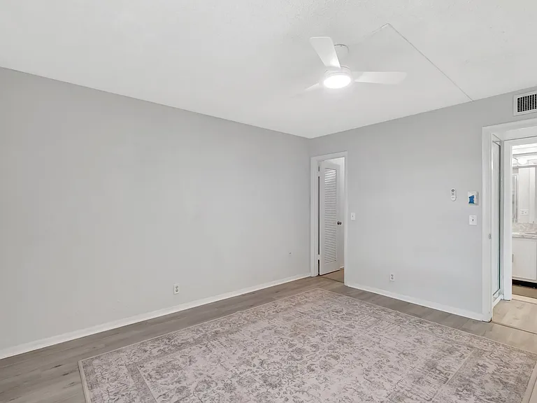 481 Burgundy St #K — Photo 10
