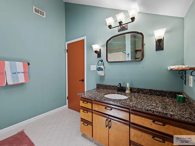 114 E Dolphin St #A — Photo 23