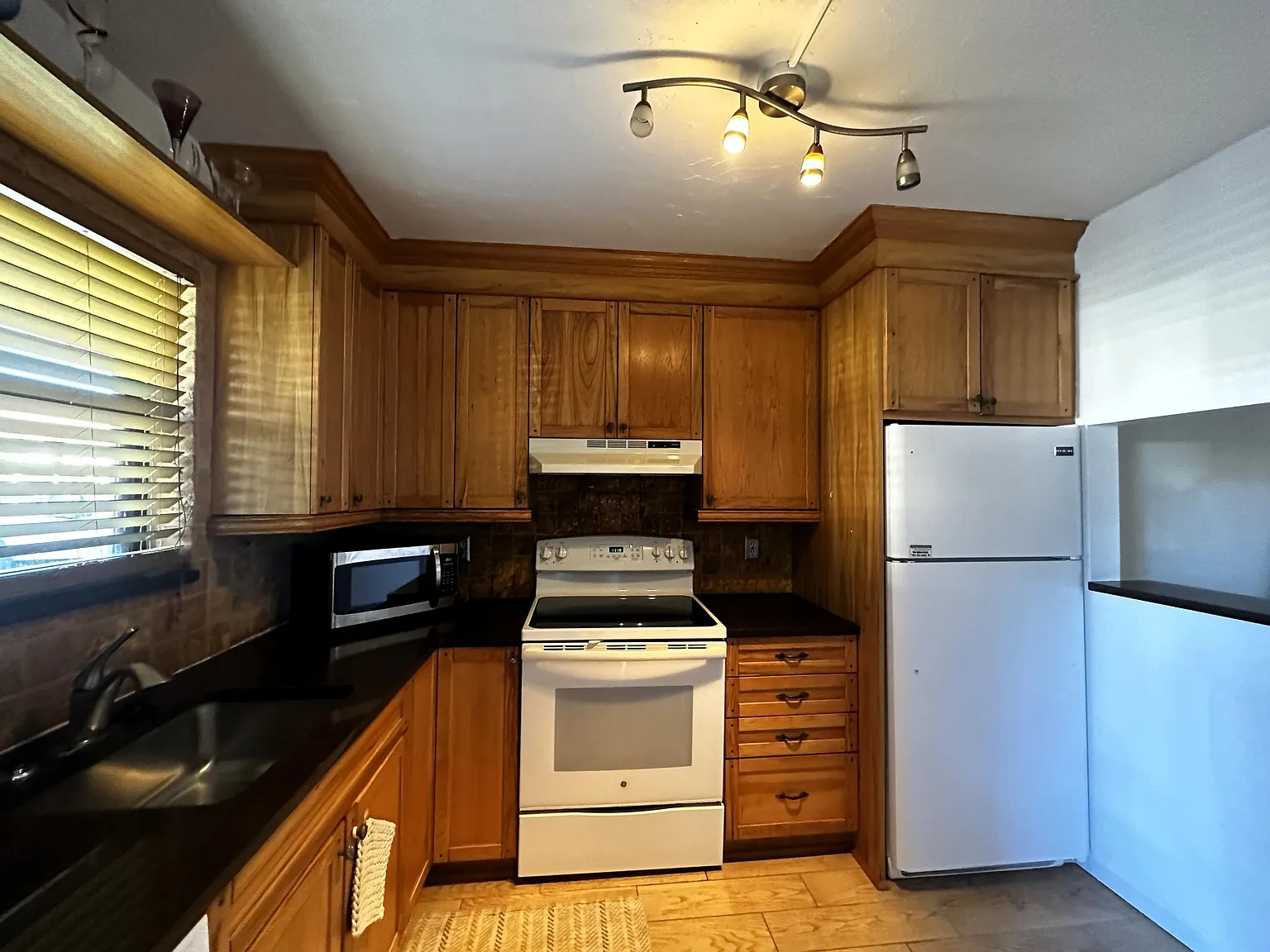 2 bed, 2.0 bath, 858 sqft, $1,900 — Photo 4