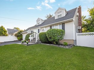 7 Frank Ave, Farmingdale, NY 11735
