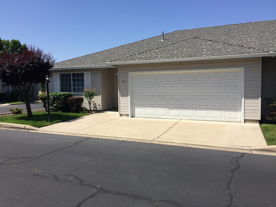 Single story Condo with 2 car garage