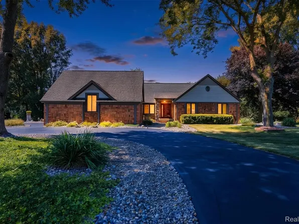 2124 Strader Dr, West Bloomfield, MI 48324