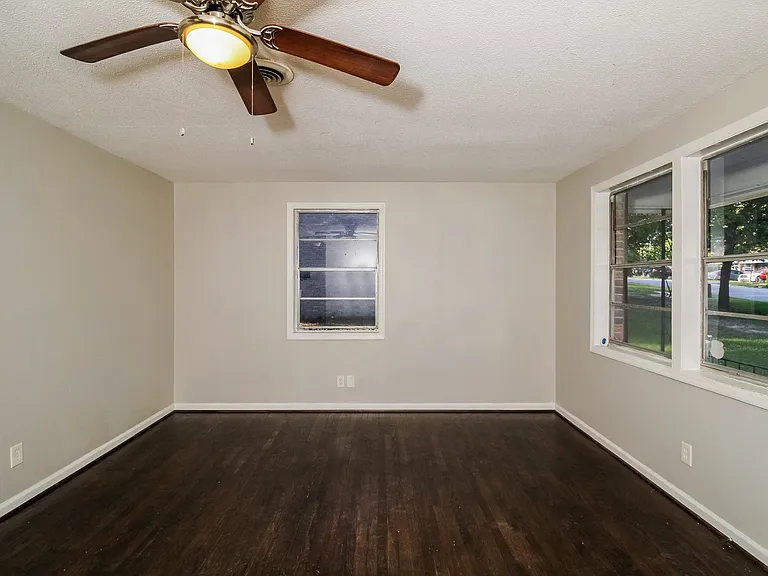 9093_018_living_room_13099461.jpg