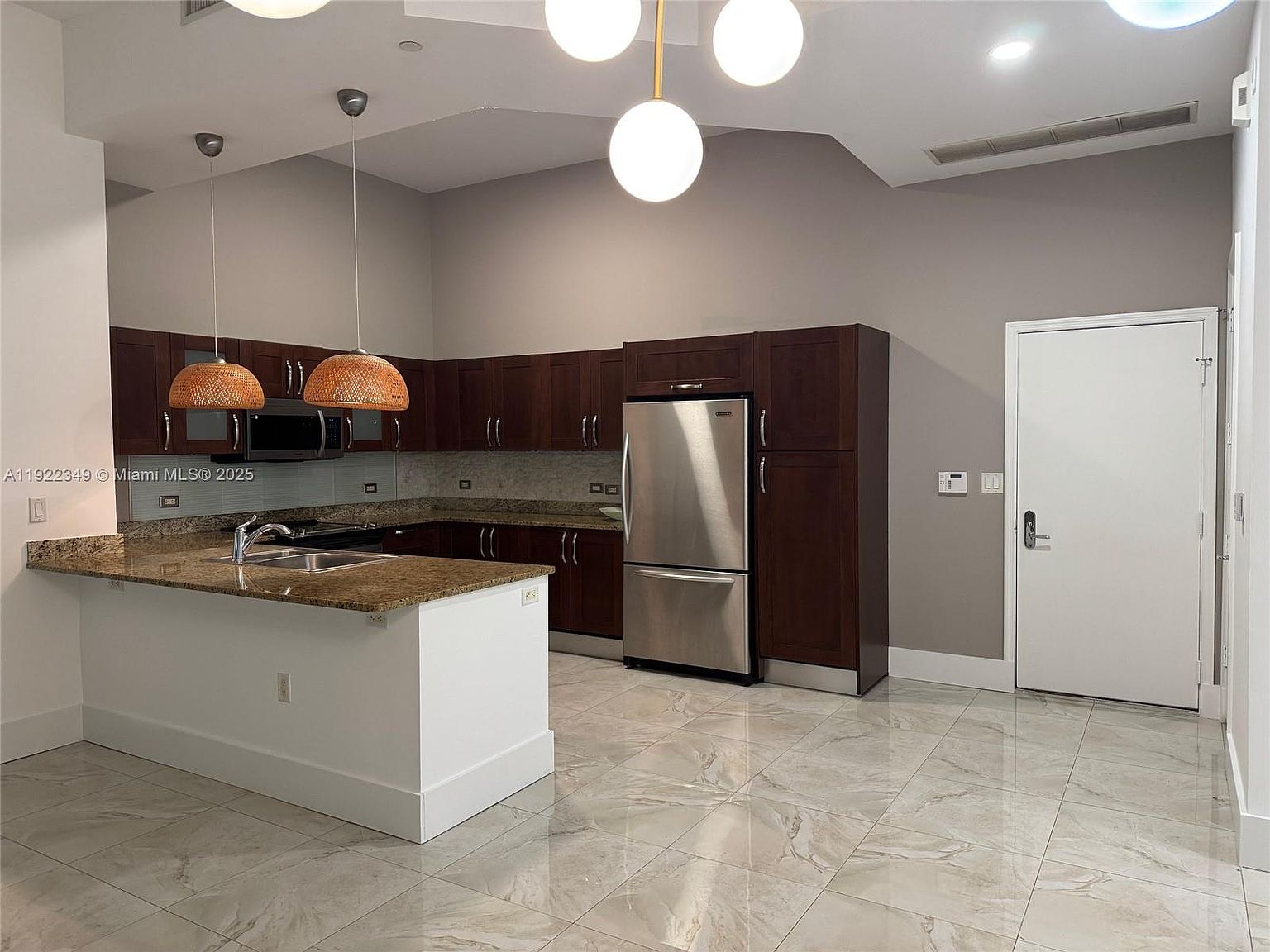 20000 E Country Club Dr APT 104