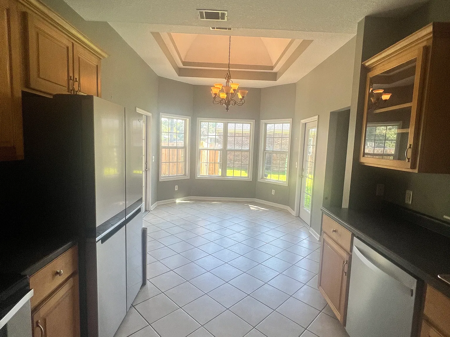 3 bed, 1423 sqft, $2,200 — Photo 3