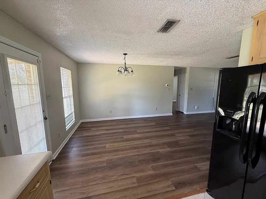 3 bed, 2.0 bath, 1441 sqft, $1,500 — Photo 4